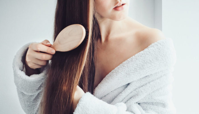 Natürliche Haarpflege durch Haare bürsten mit der Wildschweinborstenbürste